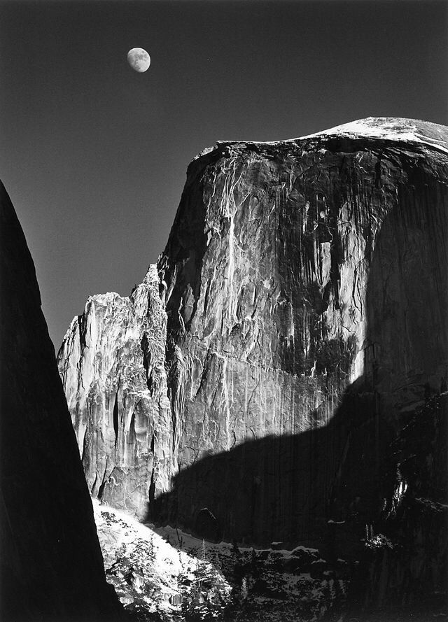 Moon and Half Dome in Yosemite gefotografeerd door Ansel Adams