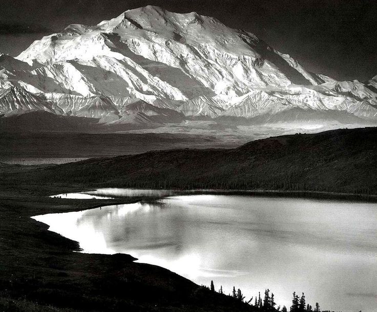 Mount McKinley en Wonder Lake gefotografeerd door Ansel Adams