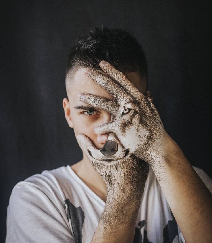 Surrealistisch portret met een geschilderde wolf op de hand door Alexa Svilkic