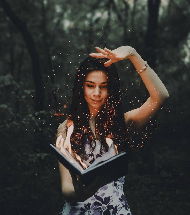 Conceptuele foto van een vrouw met een brandend boek door Alexa Svilkic