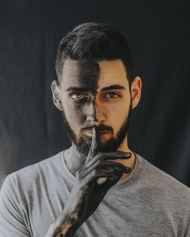 Portret met zwarte lichaamsverf en een gebaar van stilte door Alexa Svilkic