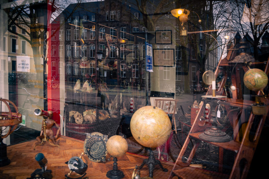 Etalage met curiosa en globes aan de Mariaplaats in Utrecht