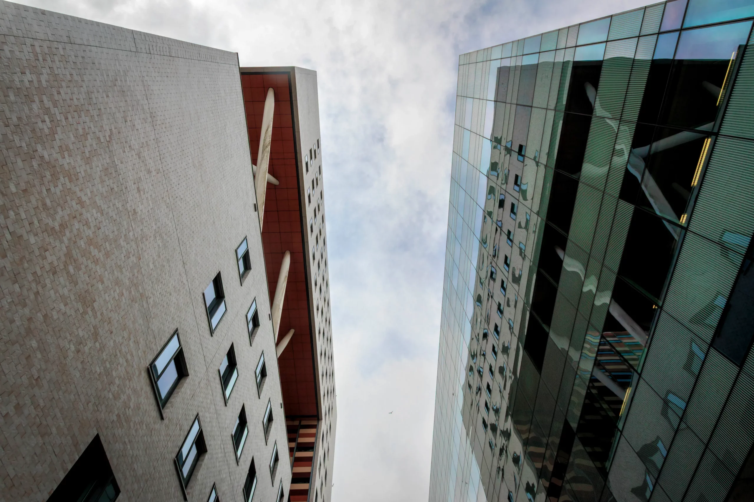 Kantoortorens tegen de lucht op de Zuidas