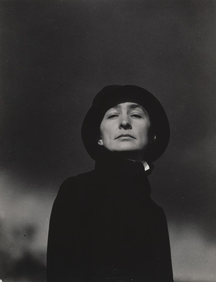 Portret van Georgia O'Keeffe in donkere kleding door Alfred Stieglitz
