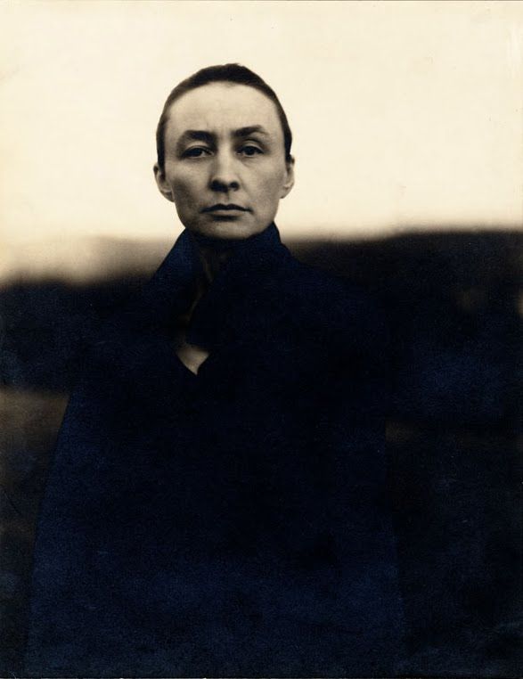 Portret van kunstenares Georgia O'Keeffe in profiel met hoed door Alfred Stieglitz