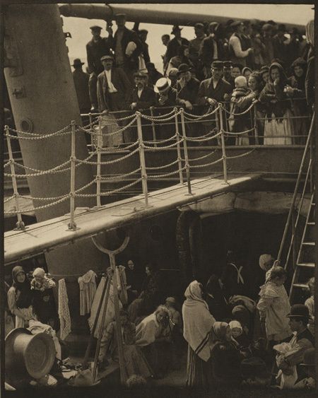 Handen van Georgia O'Keeffe met vingerhoed en naald door Alfred Stieglitz
