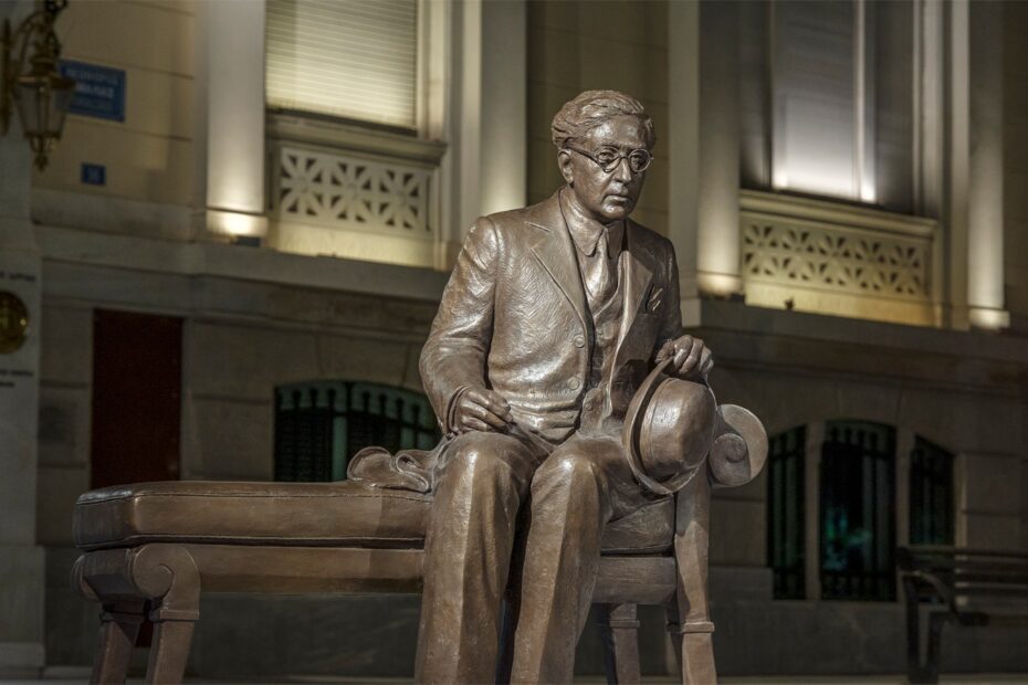 Sculptuur van dichter Konstantinos Kavafis op een bankje in Athene