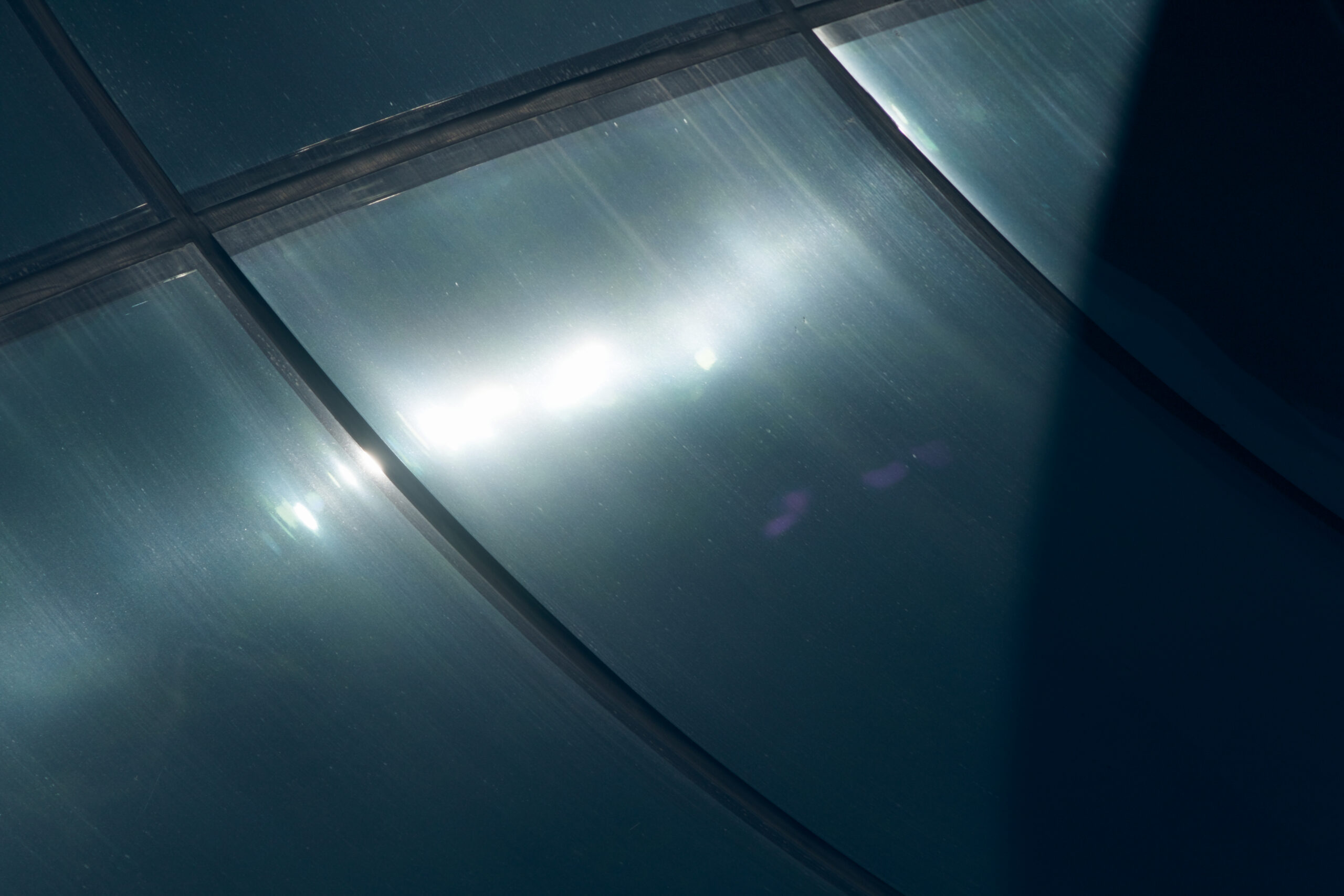 Licht dat breekt in het gebogen glas van de Fenix