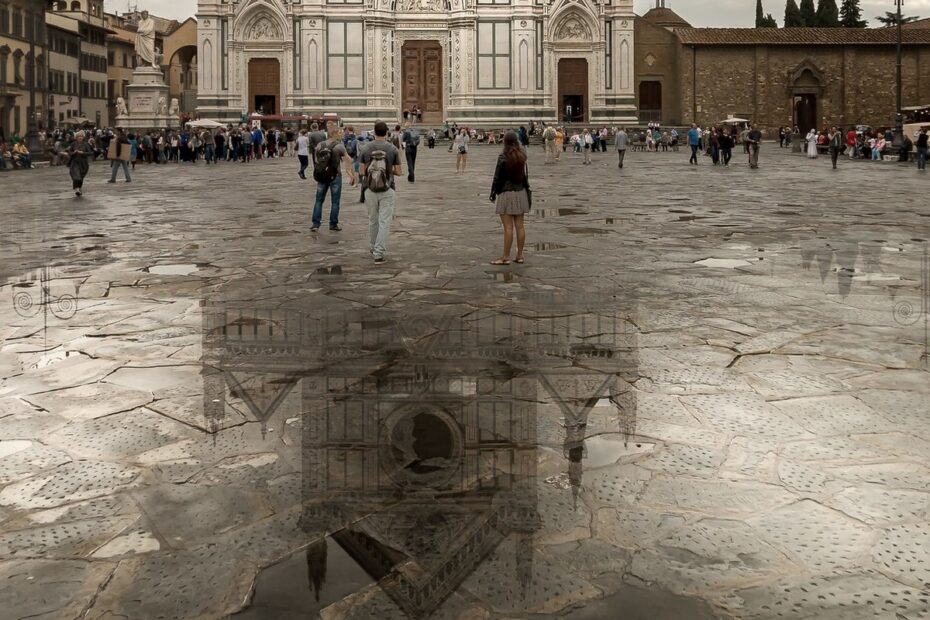 Basilica di Santa Croce in Florence met op het natte plein een weerspiegeling van de gevel