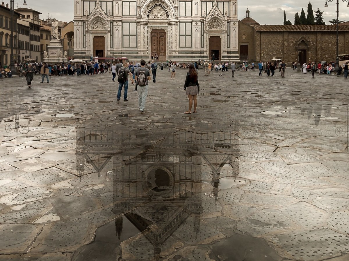 Basilica di Santa Croce in Florence met op het natte plein een weerspiegeling van de gevel